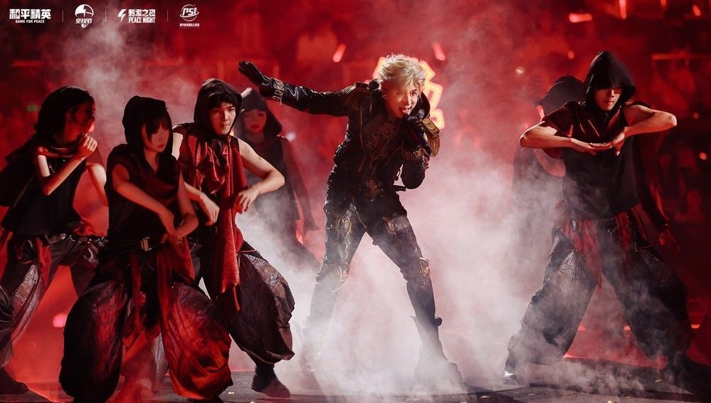 舞台中央浮现‘哪吒’与‘敖丙’双人皮肤展示动画，周围环绕雷电与海浪特效