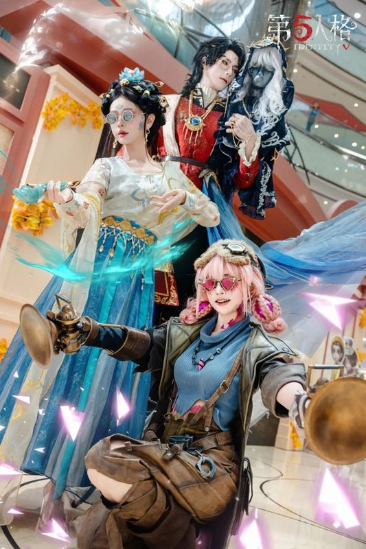 多位玩家围在角色旁合影，笑容灿烂，现场氛围温馨欢乐