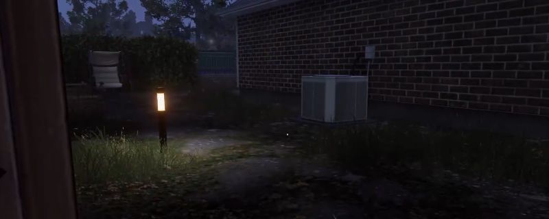 《犯罪模拟器》103别墅后院场景，院门紧闭，周围植被茂密，适合隐蔽潜入