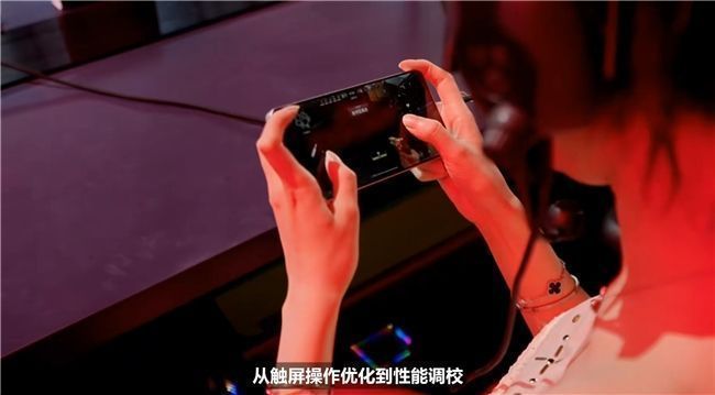 游戏内角色进行高难度战术动作演示，展现精准操作与流畅帧率