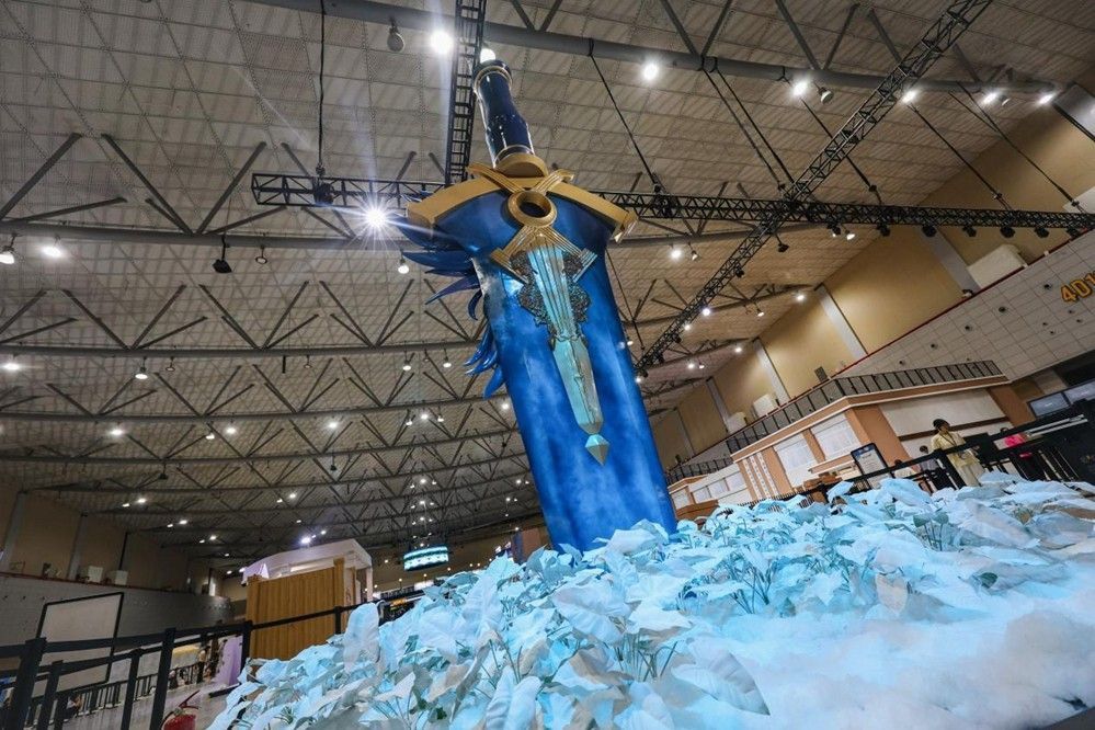 太空埃列什基伽勒的星剑宝具装置全景，灯光特效绚丽，玩家围绕拍照