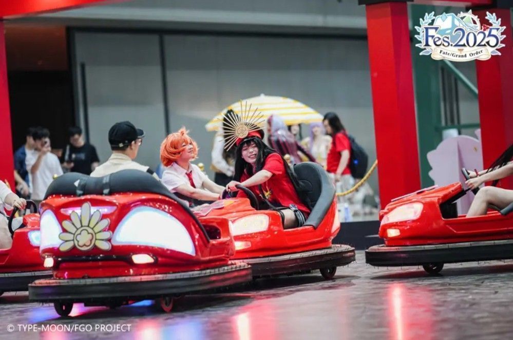 玩家在百芙园区域制作FGO主题福字，工作人员在一旁指导