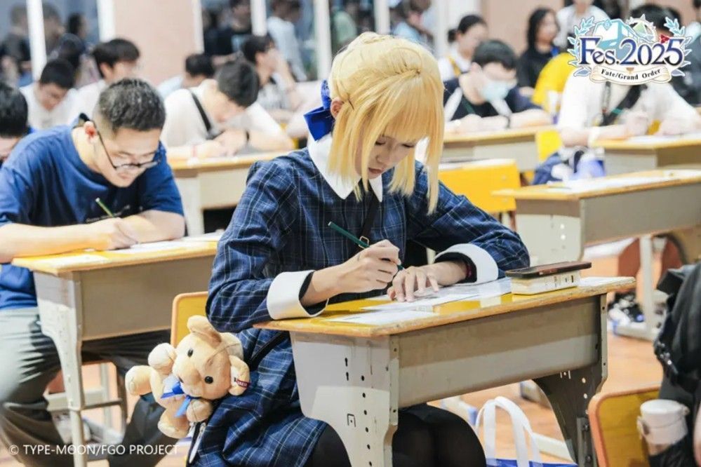 两名玩家正在进行从者冰壶挑战，周围观众围观加油