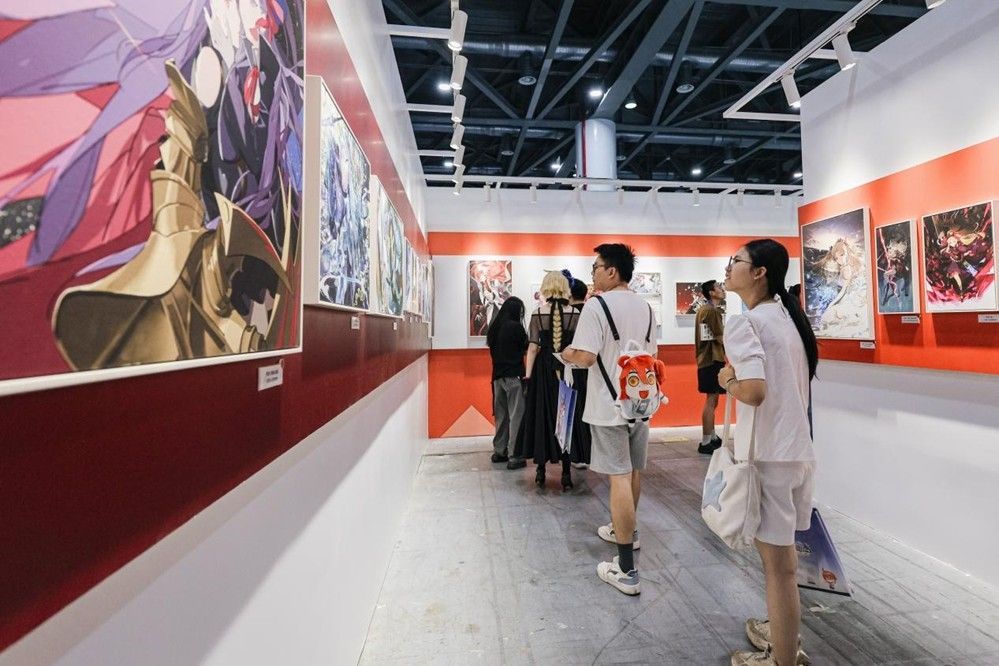 原画展示区内玩家认真观看主线剧情手稿，展板标注‘终章幕后设定’