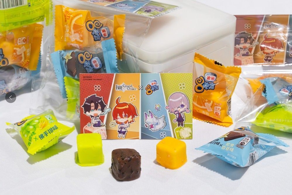 贩售区货架上摆满FGO周边，玩家正在挑选并排队结账