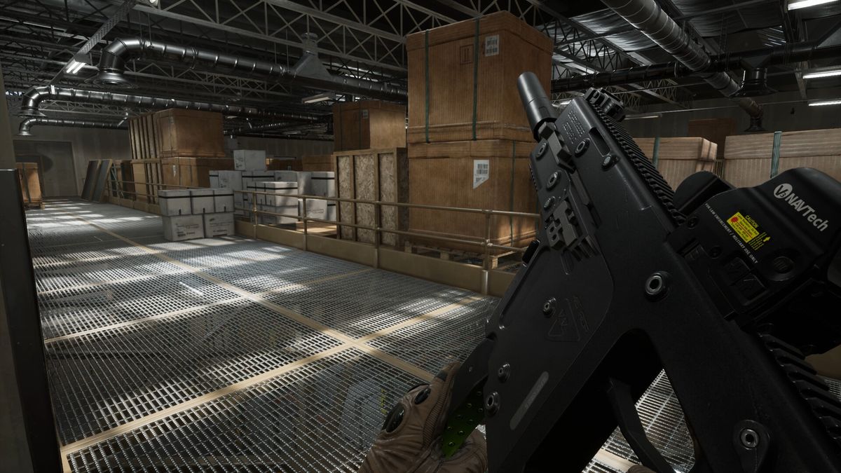 玩家在战后结算界面查看战利品，屏幕上显示武器掉落、资金结算与装备升级选项