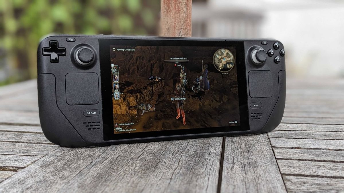 玩家在户外使用Steam Deck游玩《博德之门3》的场景，展现游戏的便携性与沉浸感