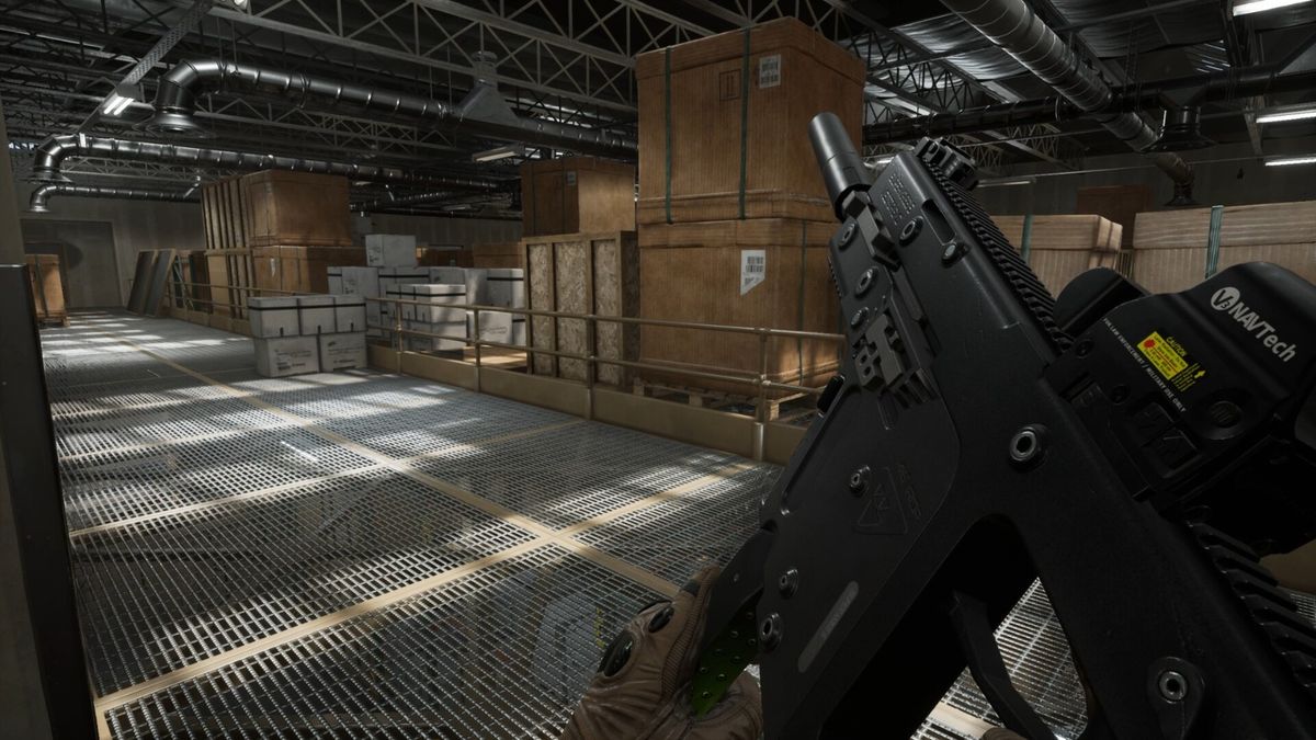 玩家在安全屋内打开神秘投放包，一道炫目光效中浮现出金色品质的狙击枪，周围队友投来羡慕目光