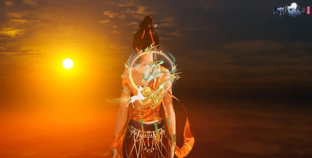 角色穿戴‘银蛇缠月’外观，银色蛇纹缠绕全身，暗黑神秘氛围浓厚，特效光影流动如蛊咒复苏