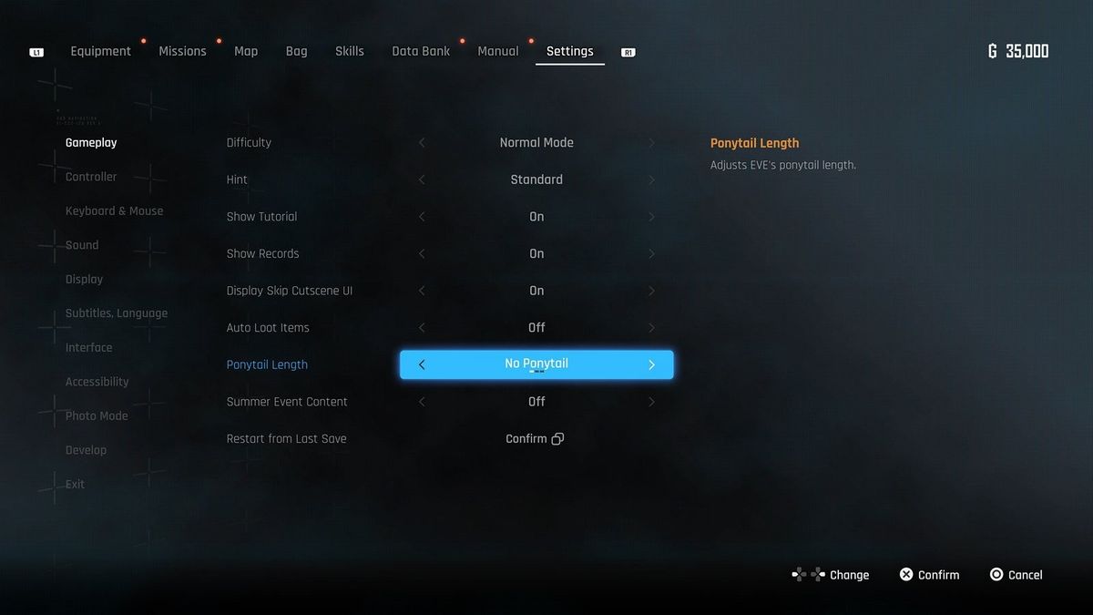 伊芙与队友在废墟前微笑合影的温馨场景