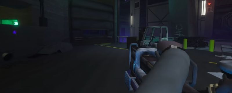 《非生物因素》云反应堆区域内部场景，昏暗的工业管道与闪烁的红色警报灯交织，地面布满辐射标记，远处可见机械结构与未知敌影