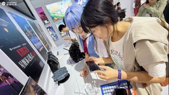 特写镜头下，coser眼神冷静如冰，手中握持游戏控制手柄，屏幕显示星际舰队战斗画面