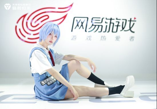 展台大屏同步播放无尽的拉格朗日xEVA联动宣传片，星空背景下初号机与宇宙战舰并肩作战