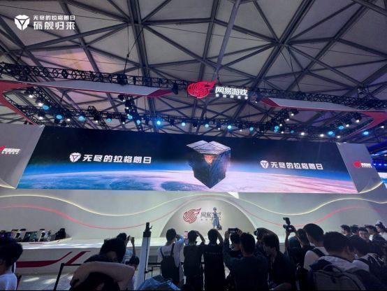 观众参与试玩区，佩戴VR设备体验太空驾驶视角，工作人员在一旁指导