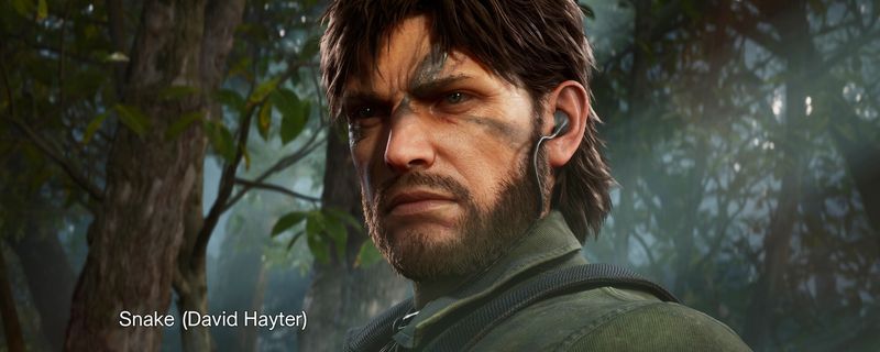 《合金装备3：重制版》中主角Snake在丛林中潜行的场景，周围植被茂密，远处有敌方巡逻士兵