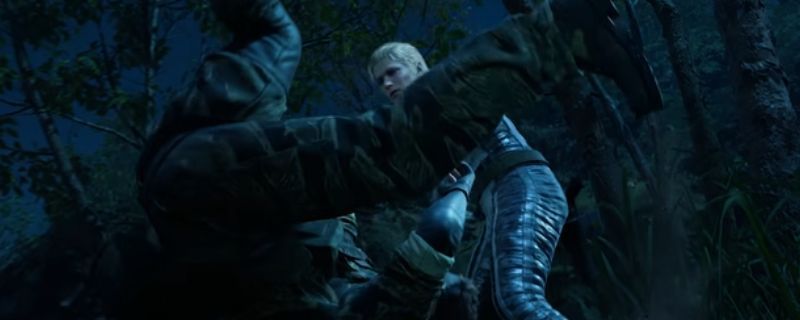 《合金装备3：重制版》游戏中Boss使用CQC近身格斗技的瞬间画面，角色动作流畅，战斗氛围紧张