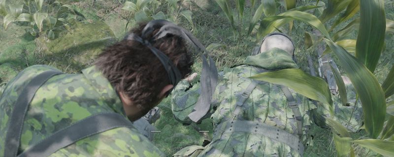 《合金装备3：重制版》中玩家潜行接近Boss‘死亡’的紧张对峙画面，场景昏暗，氛围压抑