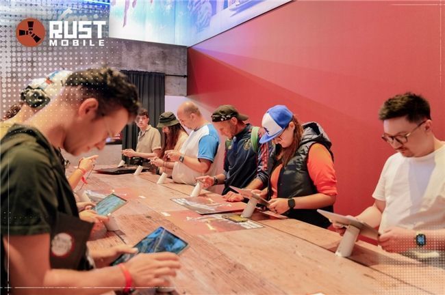 多人PVP战斗画面，多名玩家在夜晚展开激烈枪战，火光四溅，战术配合明显