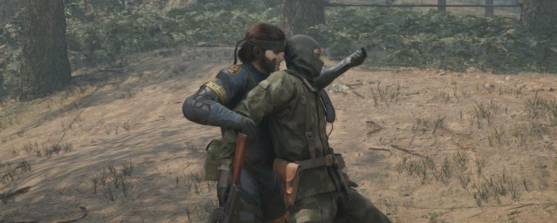 《合金装备3：重制版》中主角Snake在丛林中潜行接近敌方哨岗的场景，周围是茂密植被与铁丝网