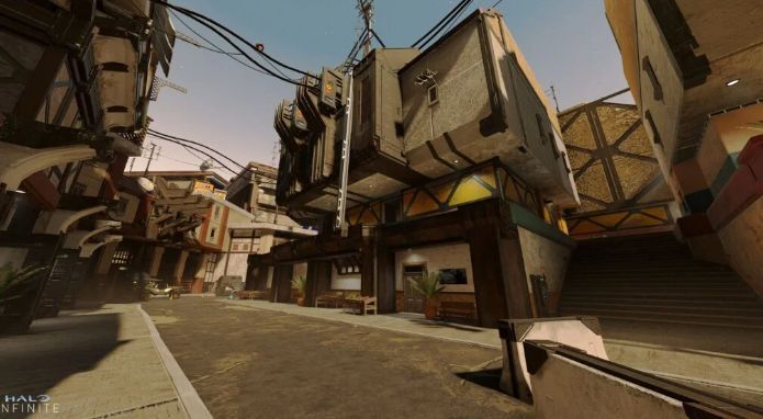 游戏内视角展示士官长驾驶疣猪号越野车穿越战场，远处爆炸火光四起，场面宏大