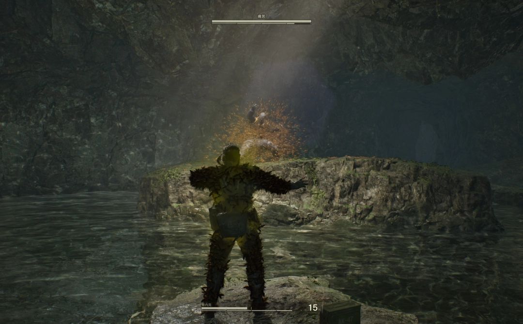 BOSS“痛苦”在战斗中释放大量发光蜂群包围主角的场景，画面充满神秘氛围，光影效果突出