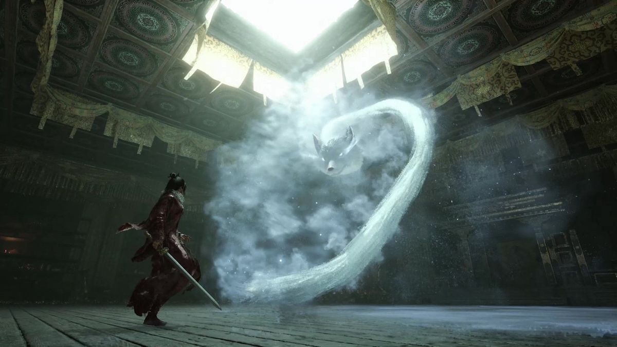 雪堡夫人在冰雪宫殿中摆出战斗姿态，身后浮现出巨大狐影，场景氛围诡谲华丽