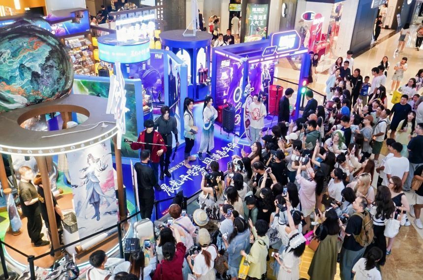 晨光国漫嘉年华活动现场全景，古风建筑与现代商圈交融，COSER在廊桥间互动