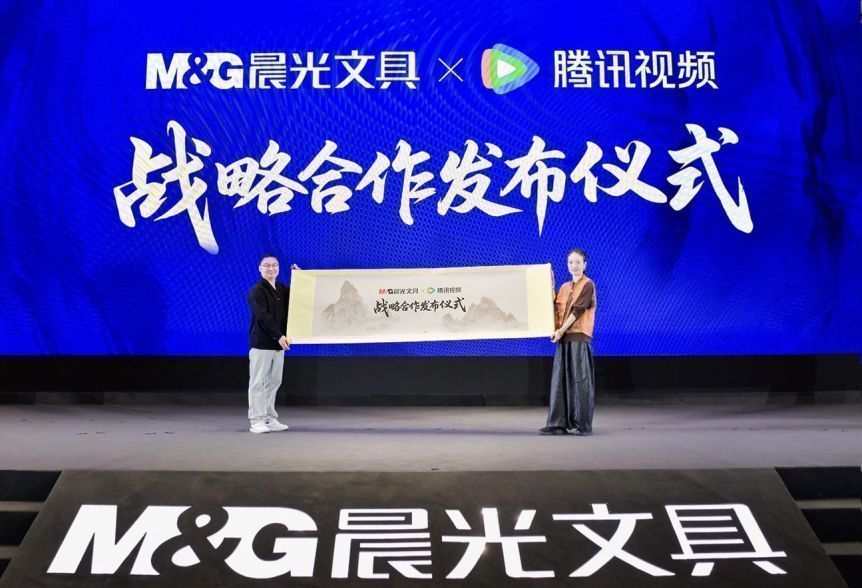 日本茑屋书店内晨光专区陈列，日文标识清晰，顾客驻足选购