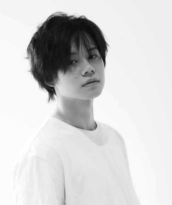 舞台剧宣传图之一，多位主演身着角色服饰站成一排，背景为《圣剑传说3》标志性的魔法阵与森林场景