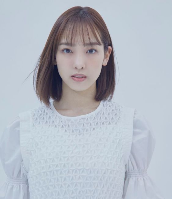 演员试妆现场照片，飯窪春菜身着白色祭司长袍，手持法杖，神情专注