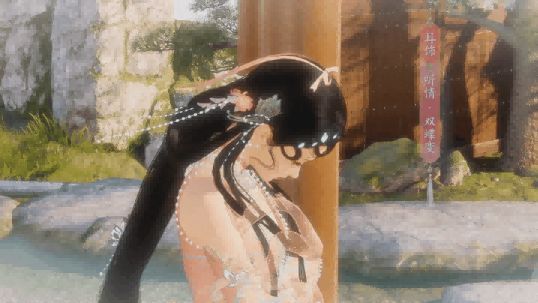 发饰特写，蝶形与繁花交织，珍珠串成情思，古典美感扑面而来