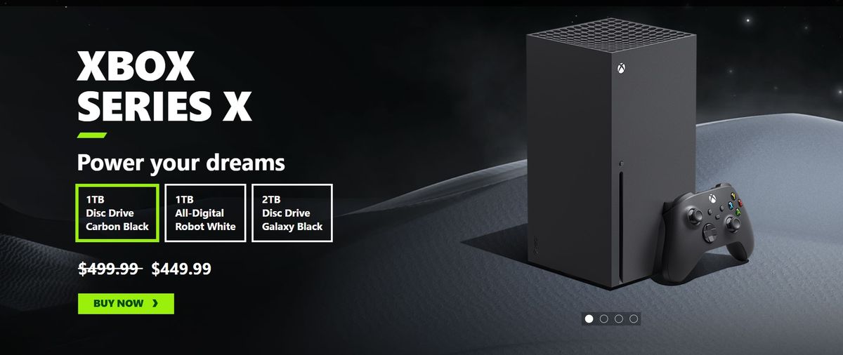 Xbox Series X与PS5 Pro并列摆放对比图，展示两者外形设计差异，背景为游戏画面投影