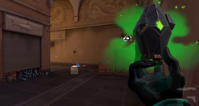 毒幕技能展示，一道竖直升起的绿色毒雾墙将走廊一分为二