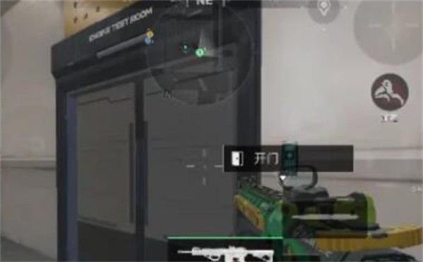 二楼走廊视角，前方门框透出微弱红光