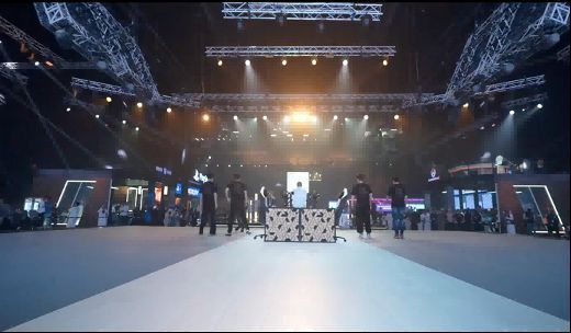 冠军选手托比高举奖杯庆祝胜利，背景为《异人之下》游戏LOGO和EWC赛事标志