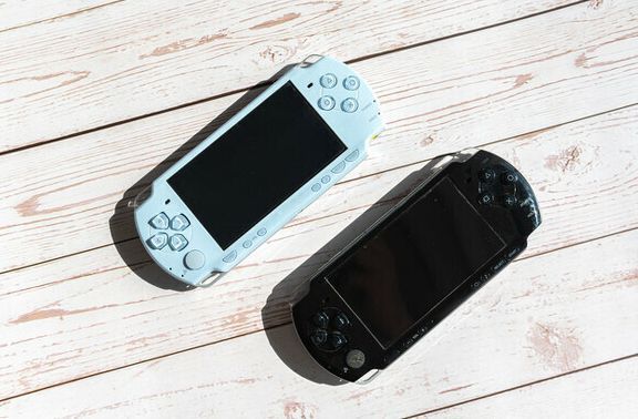 PSP电源适配器因长期闲置导致外壳膨胀破裂，接缝处明显鼓起并开裂