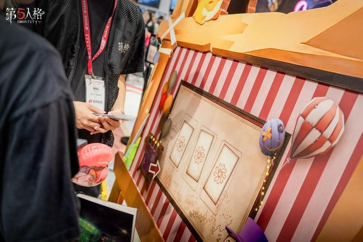 玩家在展台体验模仿者游戏，神情专注地进行推理发言，背景是充满戏剧感的舞台布景