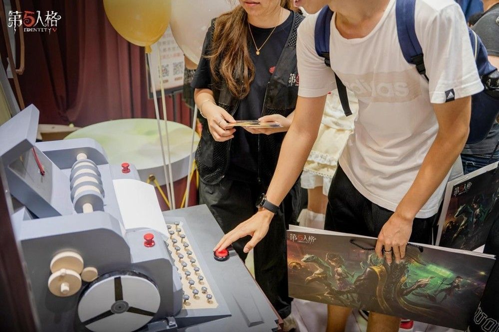 玩家正在参与心跳校准挑战，神情紧张地操作装置，周围观众屏息凝视