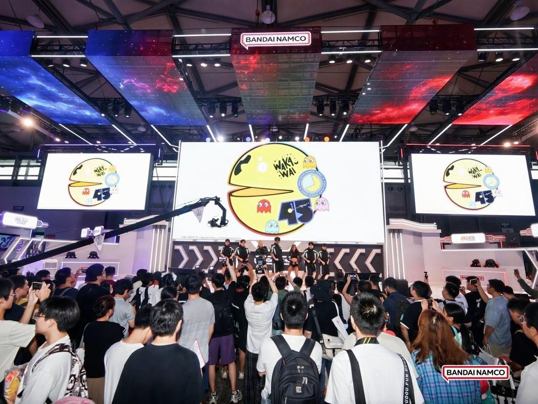 开场舞表演现场，舞者身着发光服饰，配合大屏幕动画进行整齐编舞