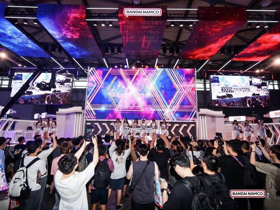 舞台走秀环节，showgirl身着未来感服饰亮相，观众纷纷拍照记录