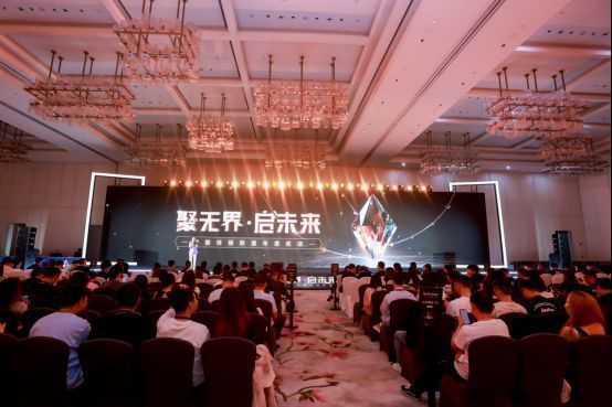 上海智能终端年度颁奖盛典现场全景，嘉宾云集，舞台灯光璀璨