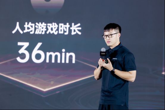 vivo游戏事业部产品高级总监林可正在演讲，背景为快游戏生态数据图表