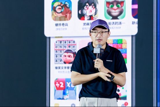 小米业务负责人刘伟锋介绍全域流量布局，PPT展示多场景入口示意图