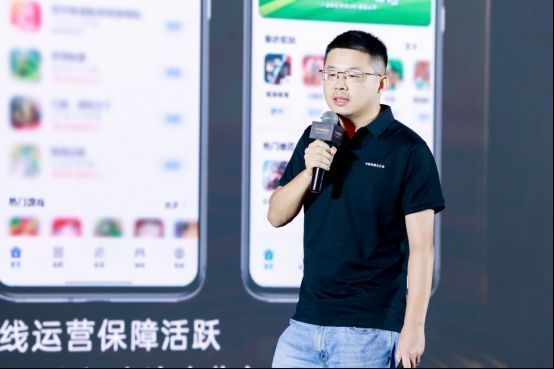 荣耀运营总监黄辉讲解商业化政策，背景为新游成长曲线图