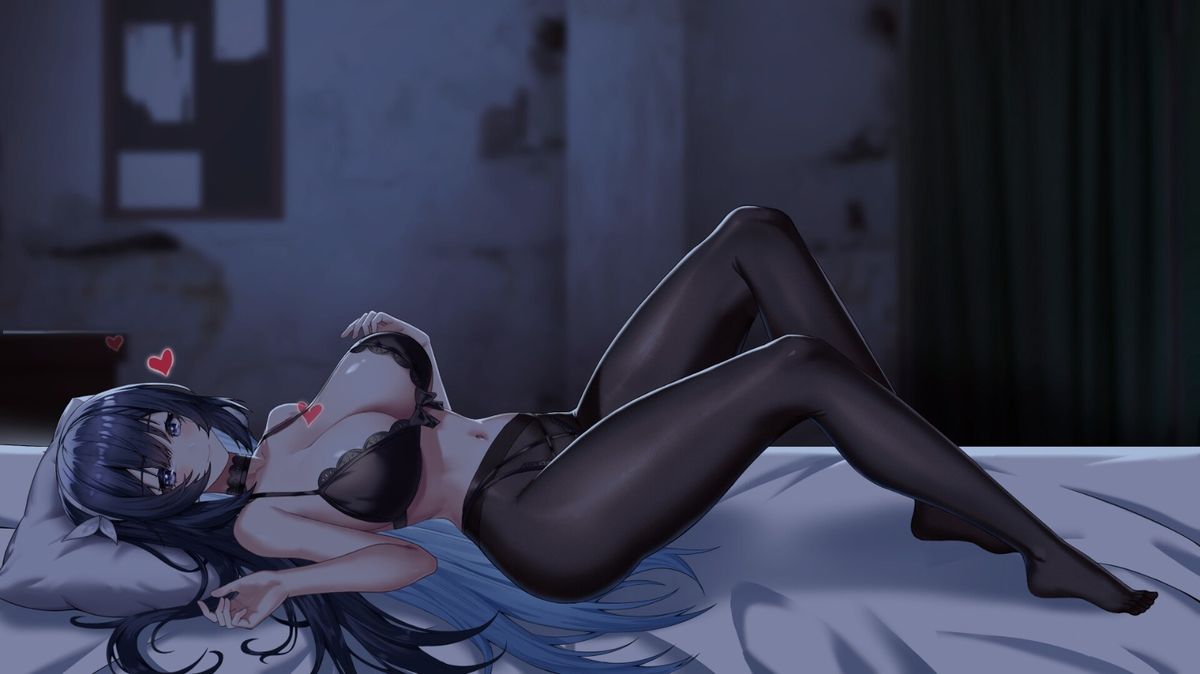 女主角换装界面，角色站在衣柜前，右侧列出多套服装选项，包括运动装、和服与战斗装甲