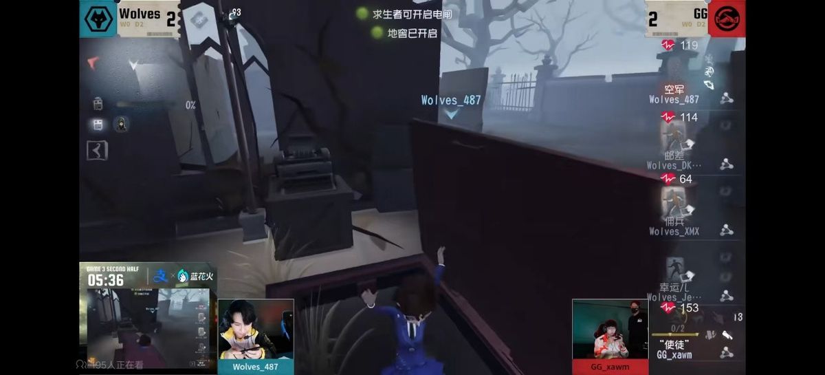 空军从大门跃向地窖入口，身后队友已全部进入，监管者在远处追击不及