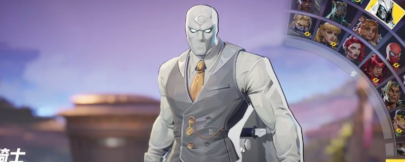 《漫威争锋》中月光骑士战斗姿态，身穿银色战甲手持双刃，背景为城市夜景与月光交映的战斗场景