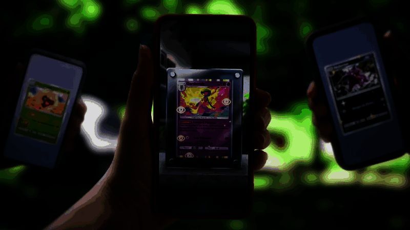 游戏中展示的3D沉浸式卡牌效果，皮卡丘闪卡在旋转中散发电光特效，背景呈现动态星空