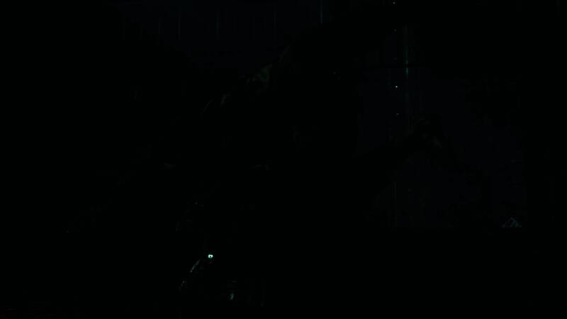 蝙蝠侠站在阿卡姆疯人院屋顶俯视城市，闪电划破夜空，氛围阴郁紧张