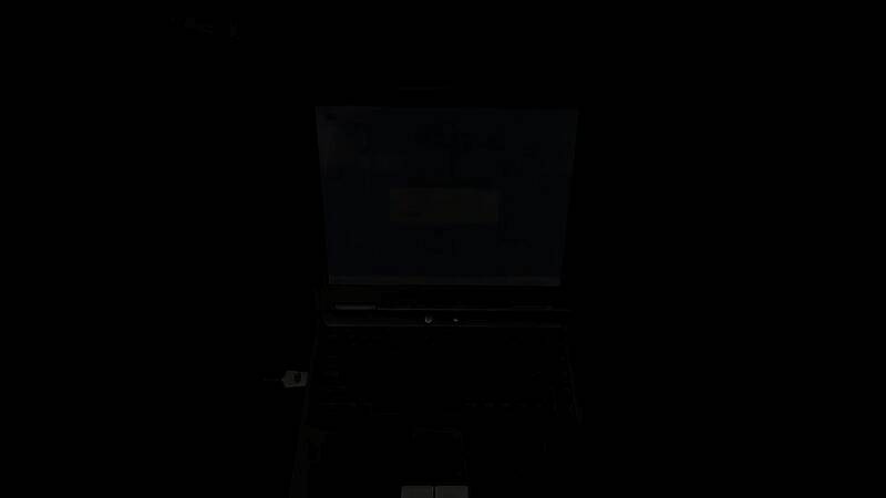 游戏实机画面，主角手持武器穿行在废弃城市街道，天空阴沉，远处有异常光效